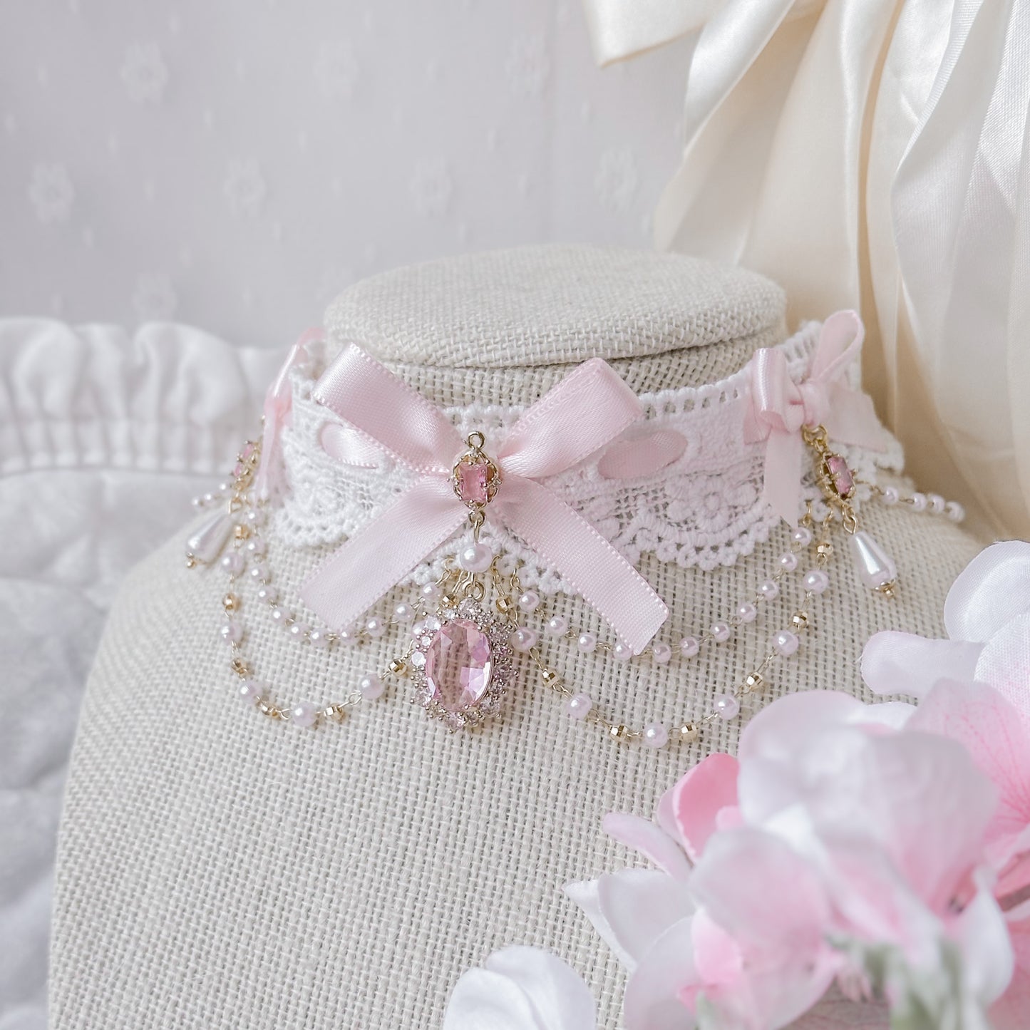 Raeliana choker