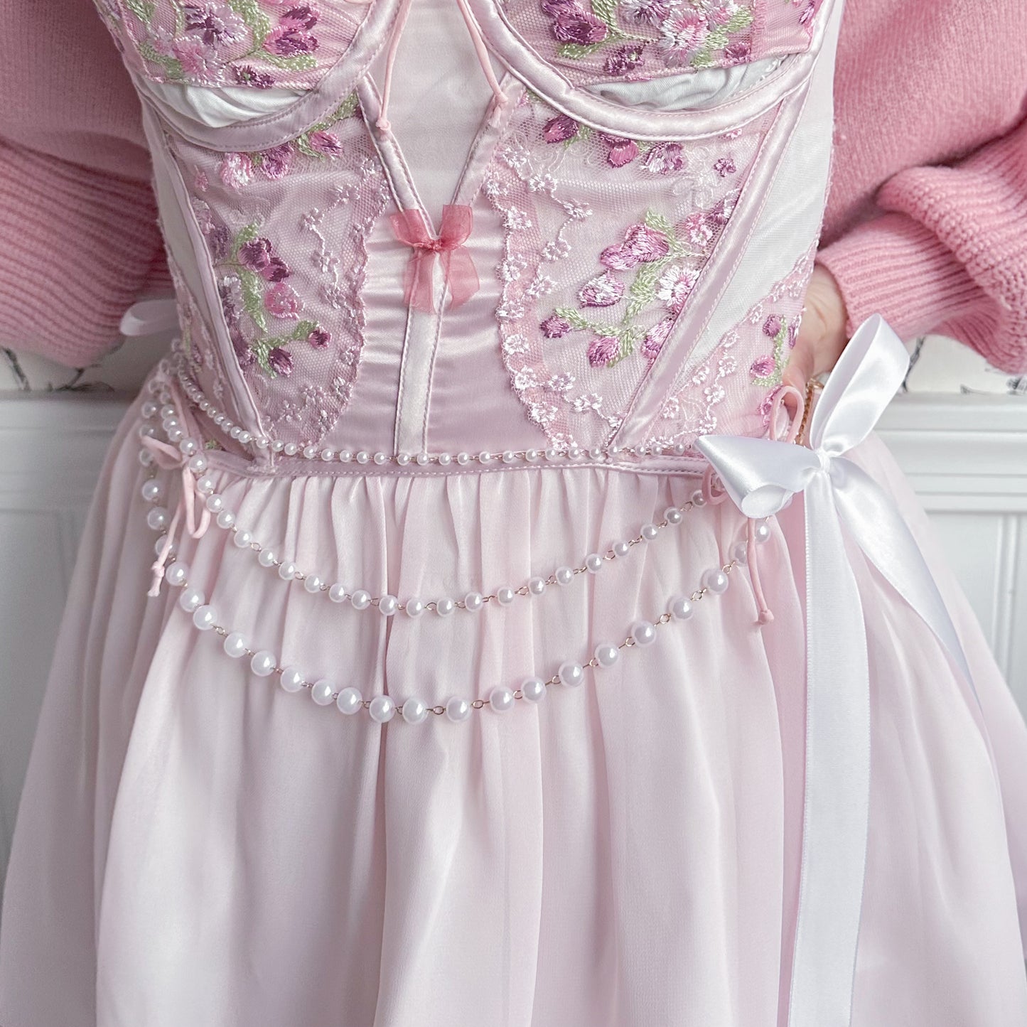 White waist bow
