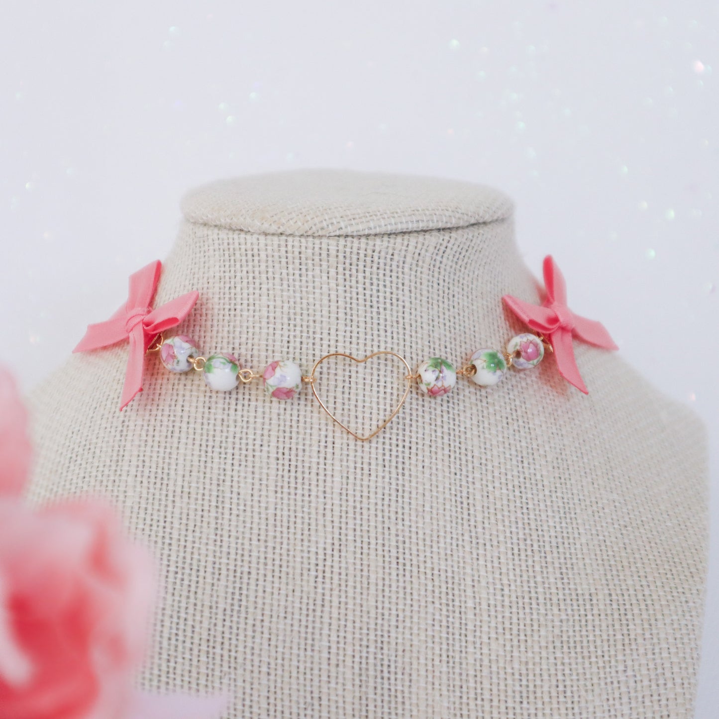 Roseate choker