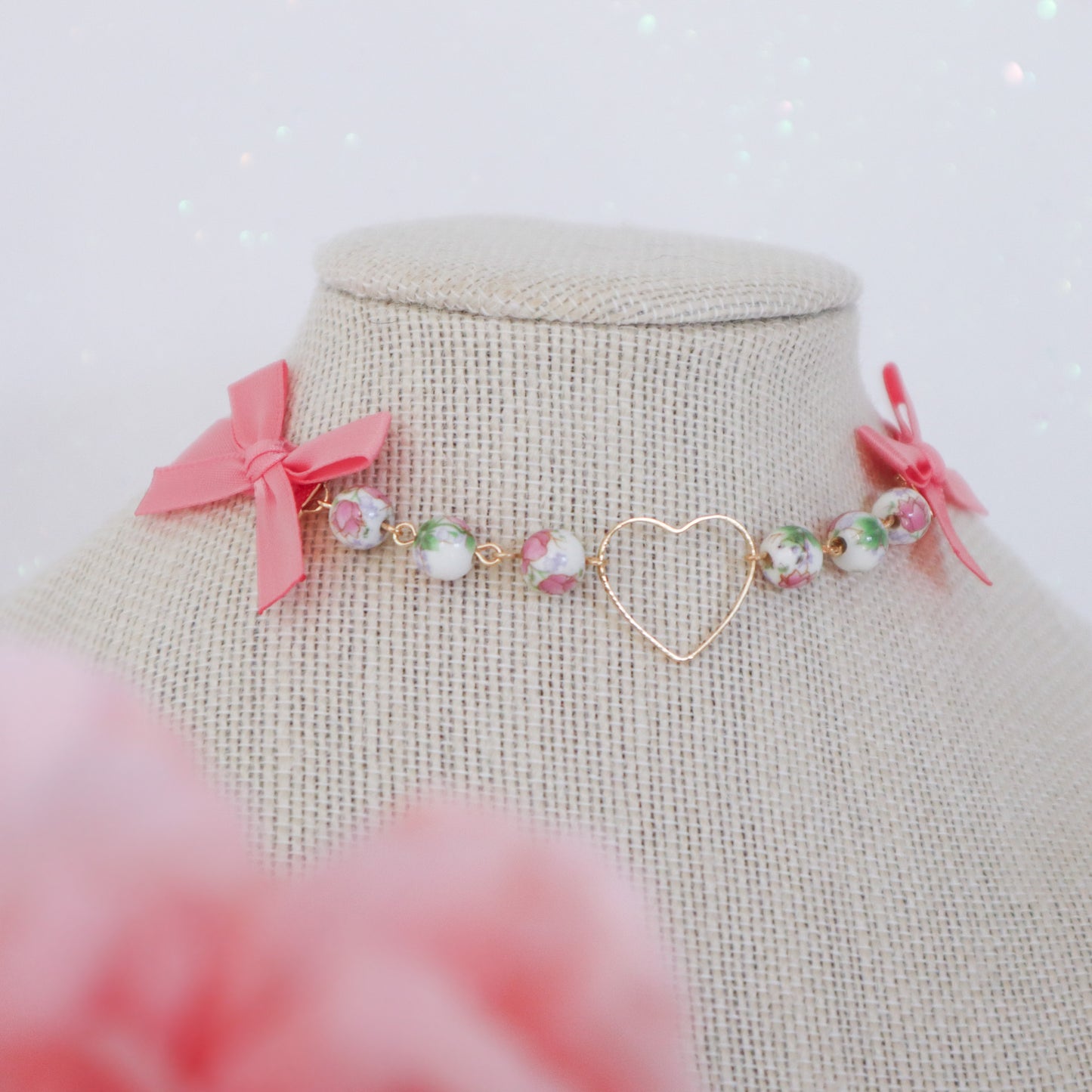 Roseate choker