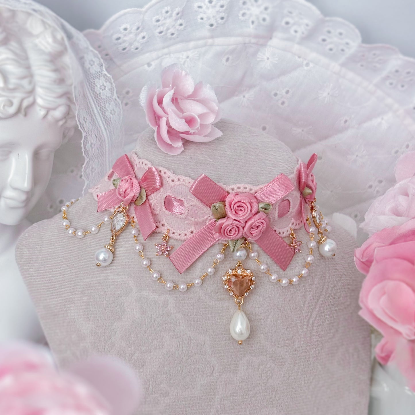 Rosavieve Choker