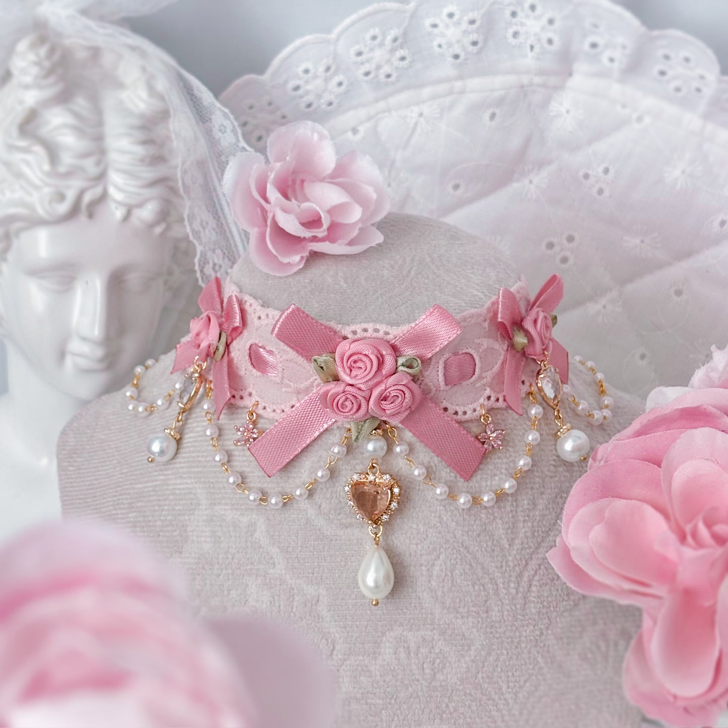 Rosavieve Choker