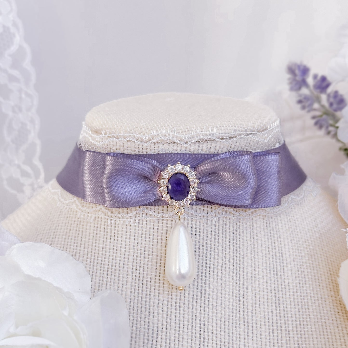 Queen Charlotte choker